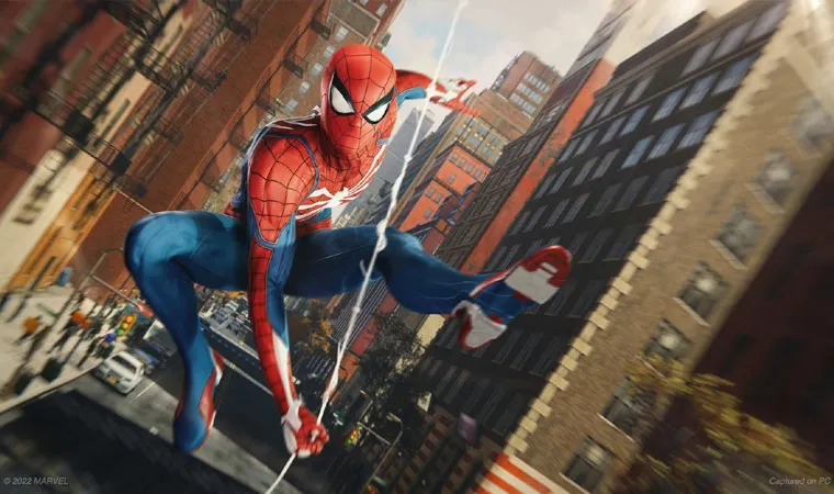 Imagem do jogo Marvel's Spider-Man Remastered mostrando o personagem se balançando com sua teia com prédios e a rua ao fundo 