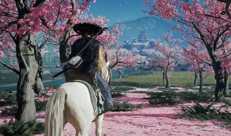 Imagem de Ghost of Yotei mostrando a protagonista montada em um cavalo cavalgando entre cerejeiras