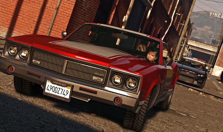 Imagem do jogo GTA 5 mostrando um dos protagonistas, Michael, dirigindo um carro Declasse Sabre Turbo enquanto foge da polícia 
