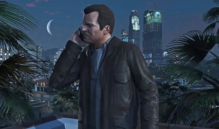 Imagem do jogo GTA 5 com o protagonista Michael falando em um telefone celular à noite