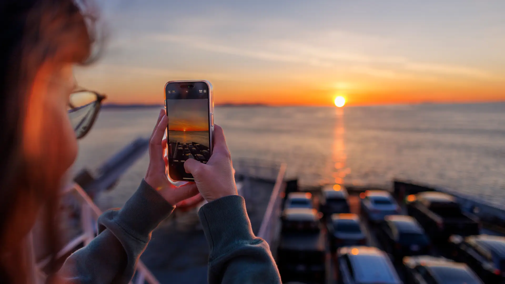 Uma pessoa utiliza um celular para tirar foto de uma paisagem