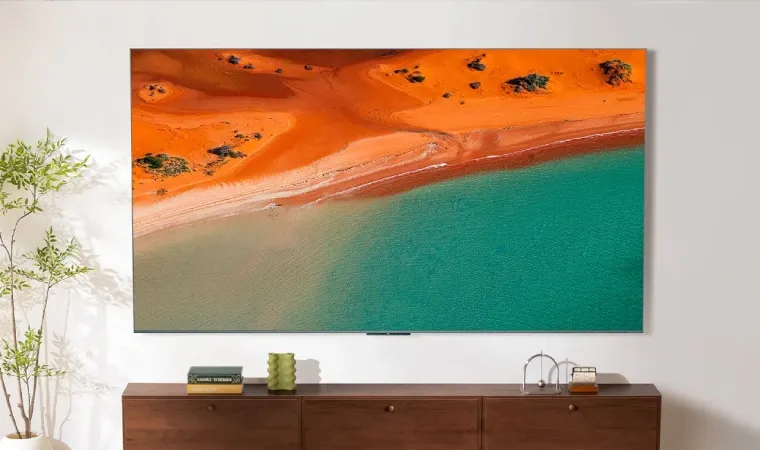 Imagem mostra TV lançada em 2025 em um sala aconchegante.