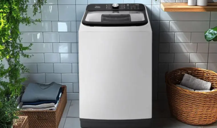  Imagem de uma máquina de lavar Midea em um ambiente que lembra um espaço particular de lavanderia, com cestos de roupas