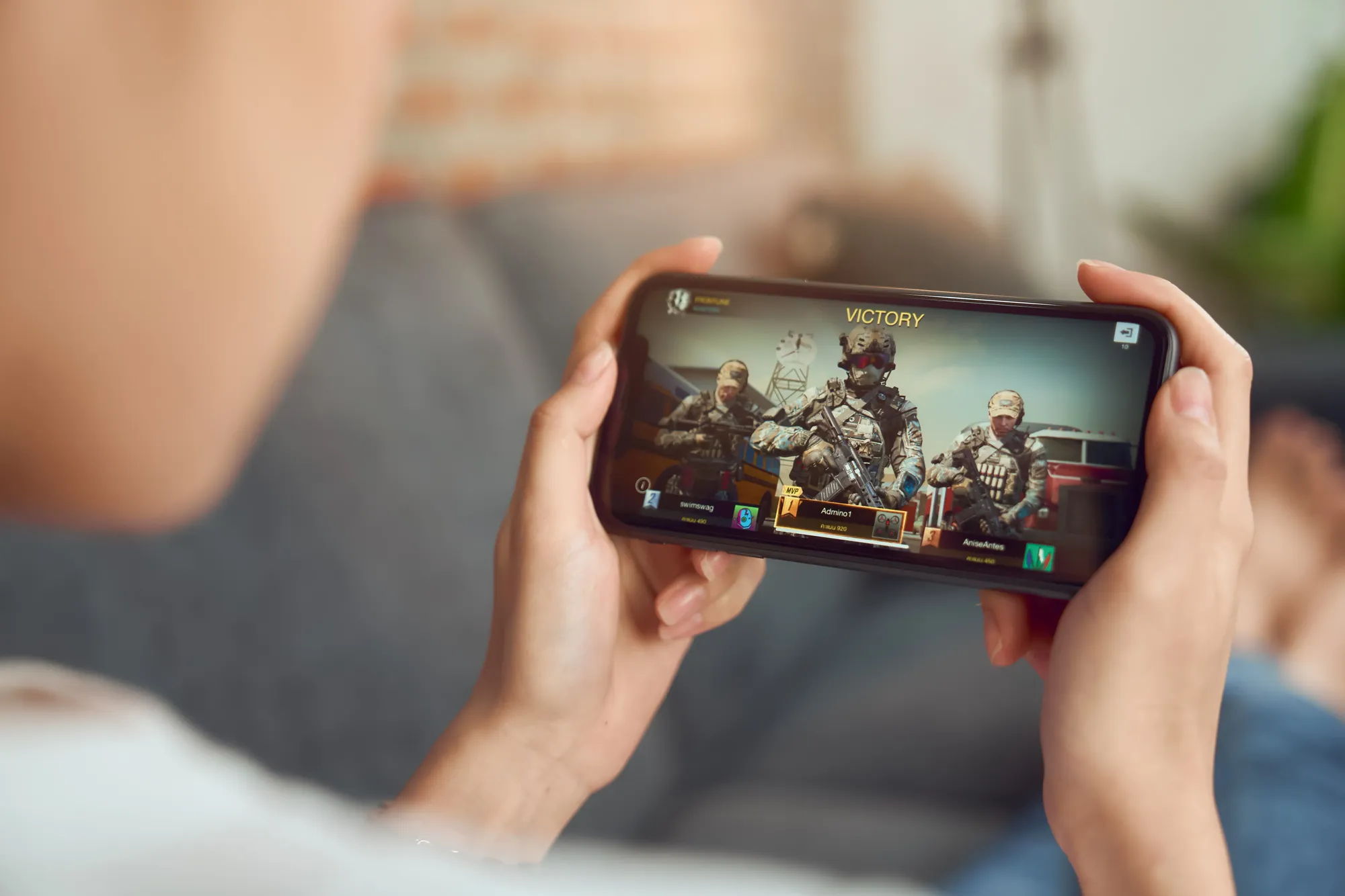 Um celular na horizontal aparece um jogo de guerra