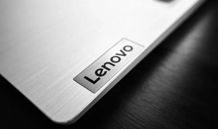 Imagem mostra a borda de um notebook escrito Lenovo