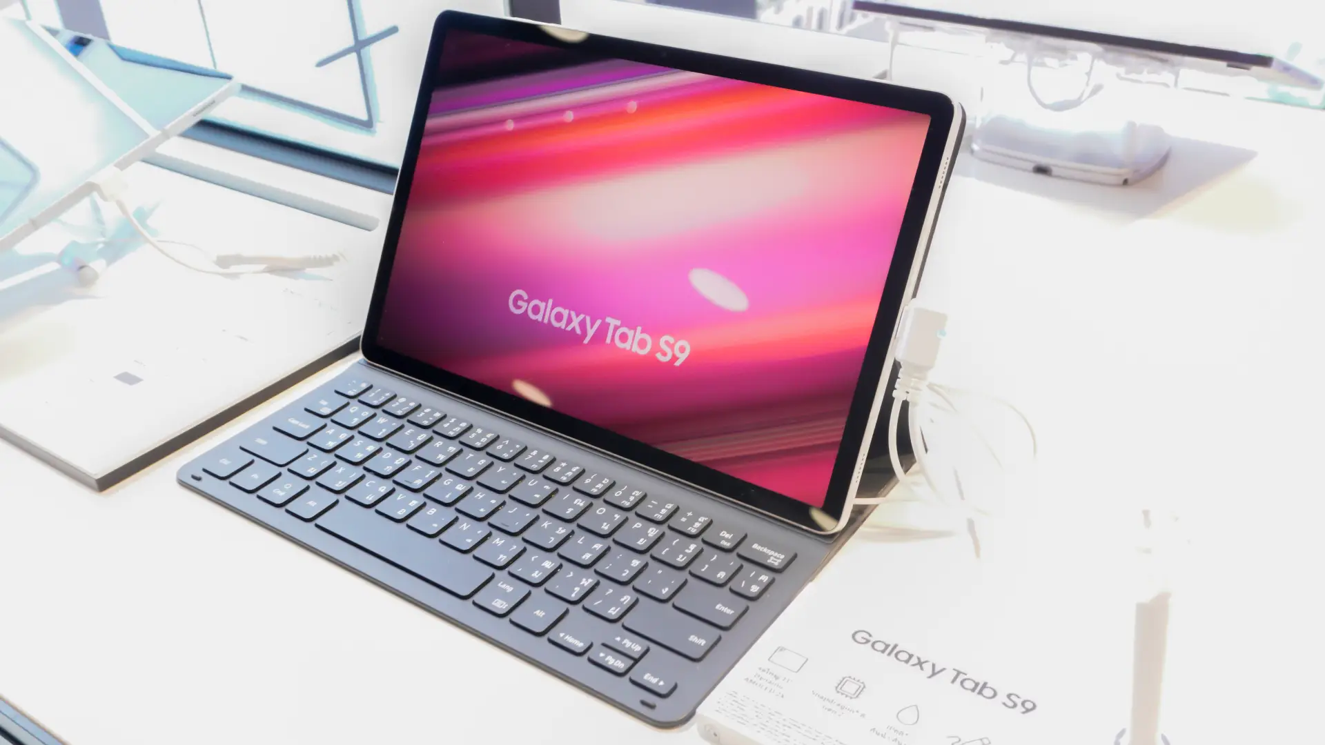 Tablet Samsung barato conectado a um teclado em vitrine de loja