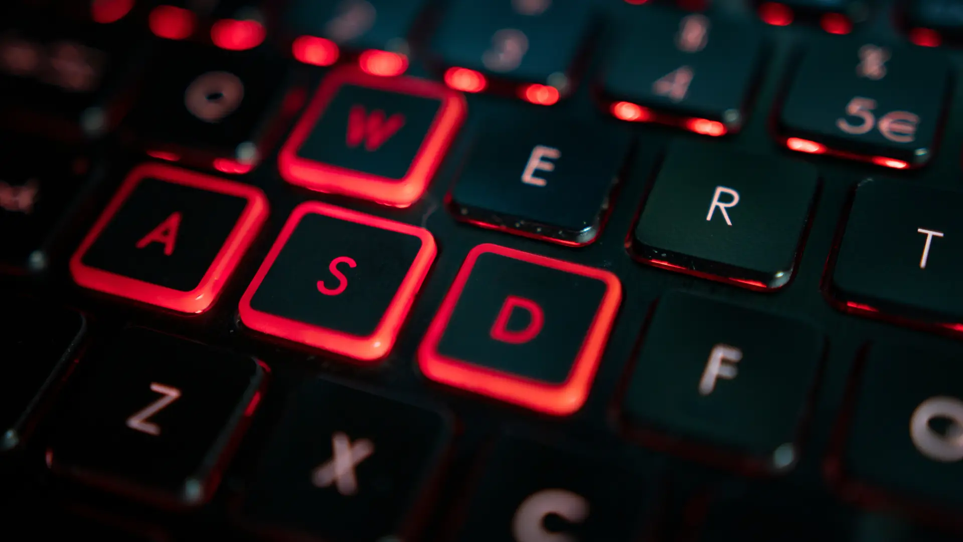 Teclado gamer com as principais teclas em destaque em vermelho