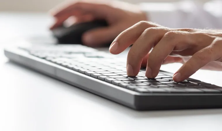 homem utilizando o teclado sem fio