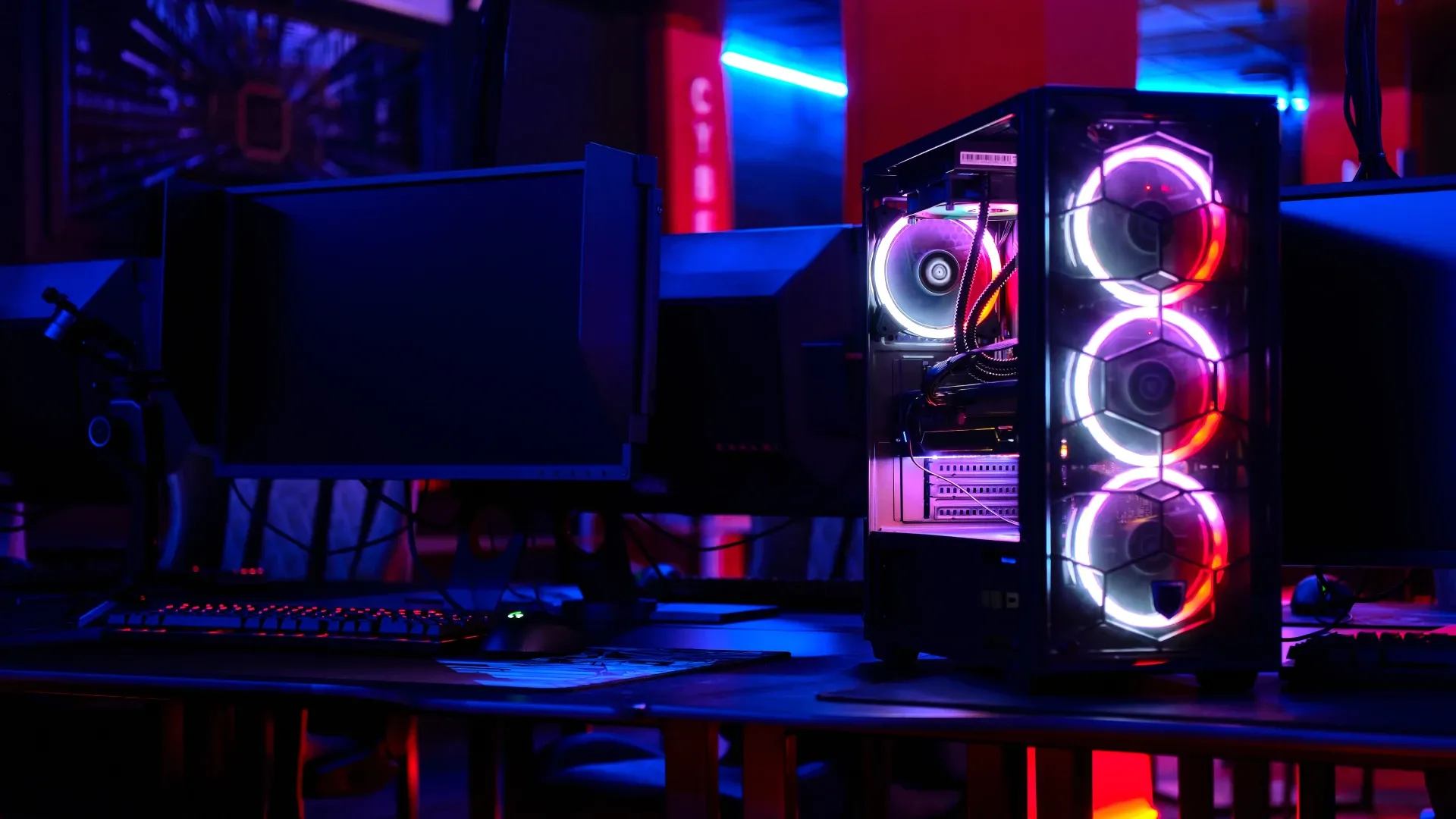 ambiente de cama, com pc e cadeira gamer, monitor ligado, teclado e mouse sobre a mesa