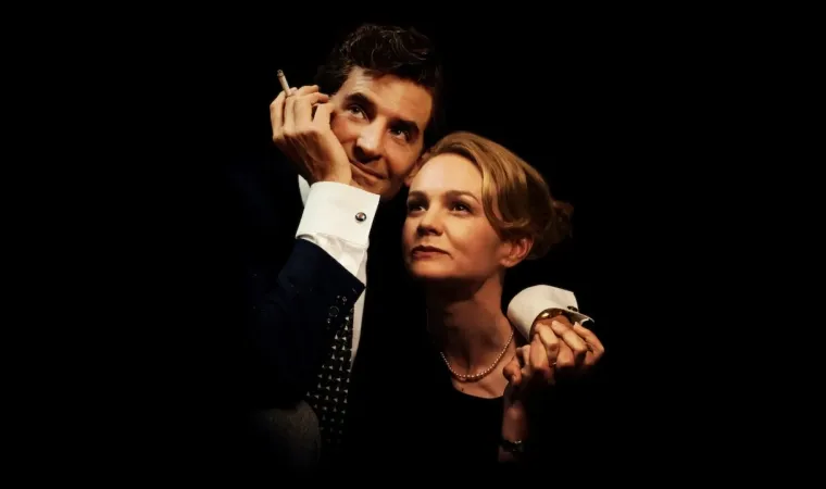 filme Maestro mostrando um casal abraçado em fundo escuro