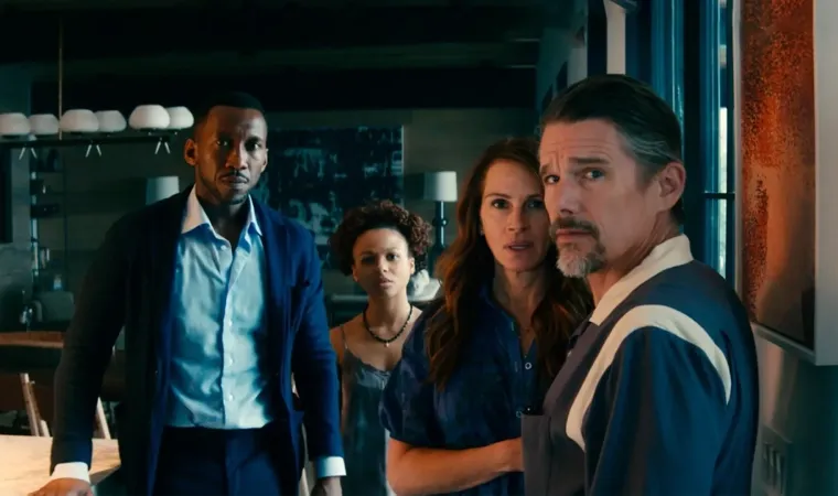 Cena do filme O Mundo Depois de Nós com Julia Roberts, Mahershala Ali e elenco reunidos em uma casa