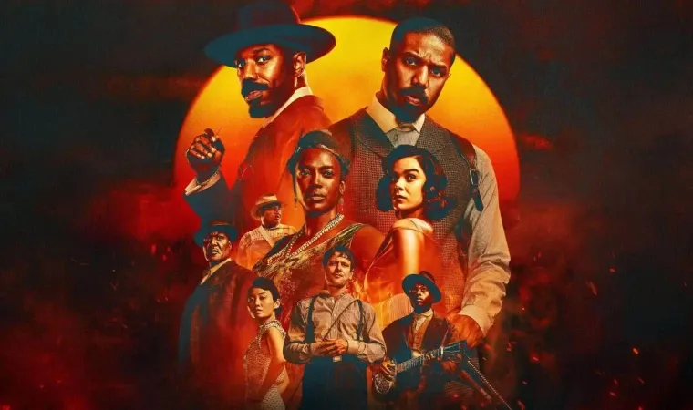 Pôster do filme Sinners, com personagens vestidos em trajes de época diante de um pôr do sol vermelho intenso.