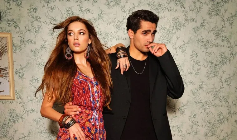 divulgação da novela turca O Canto do Pássaro, com Ferit e Seyran posando juntos em frente a uma parede decorada.