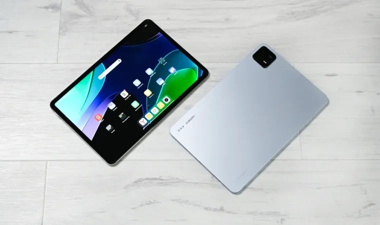 Imagem de dois tablets Xiaomi lado a lado em cima de uma mesa, sendo um com a tela para cima e o outro com a tela para baixo
