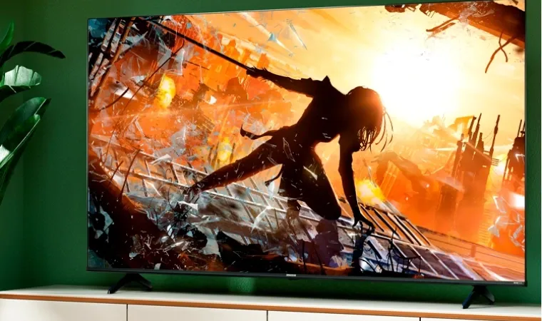 Imagem mostra TV em cima de um rack reproduzindo um jogo de videogame