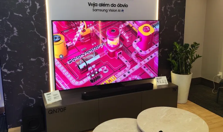 TV Samsung exposta em um evento de Black Friday da marca em novembro de 2025