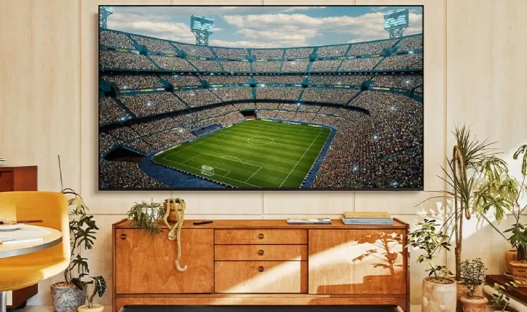 Imagem mostra TV Samsung U8500F exibindo um jogo de futebol em uma sala