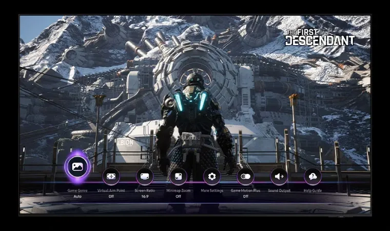 Imagem mostra TV Samsung 43QN90F reproduzindo um jogo de videogame enquanto configura detalhes na sua função gaming.