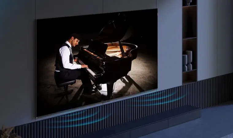 Imagem mostra pianista tocando em uma TV TCL P8K