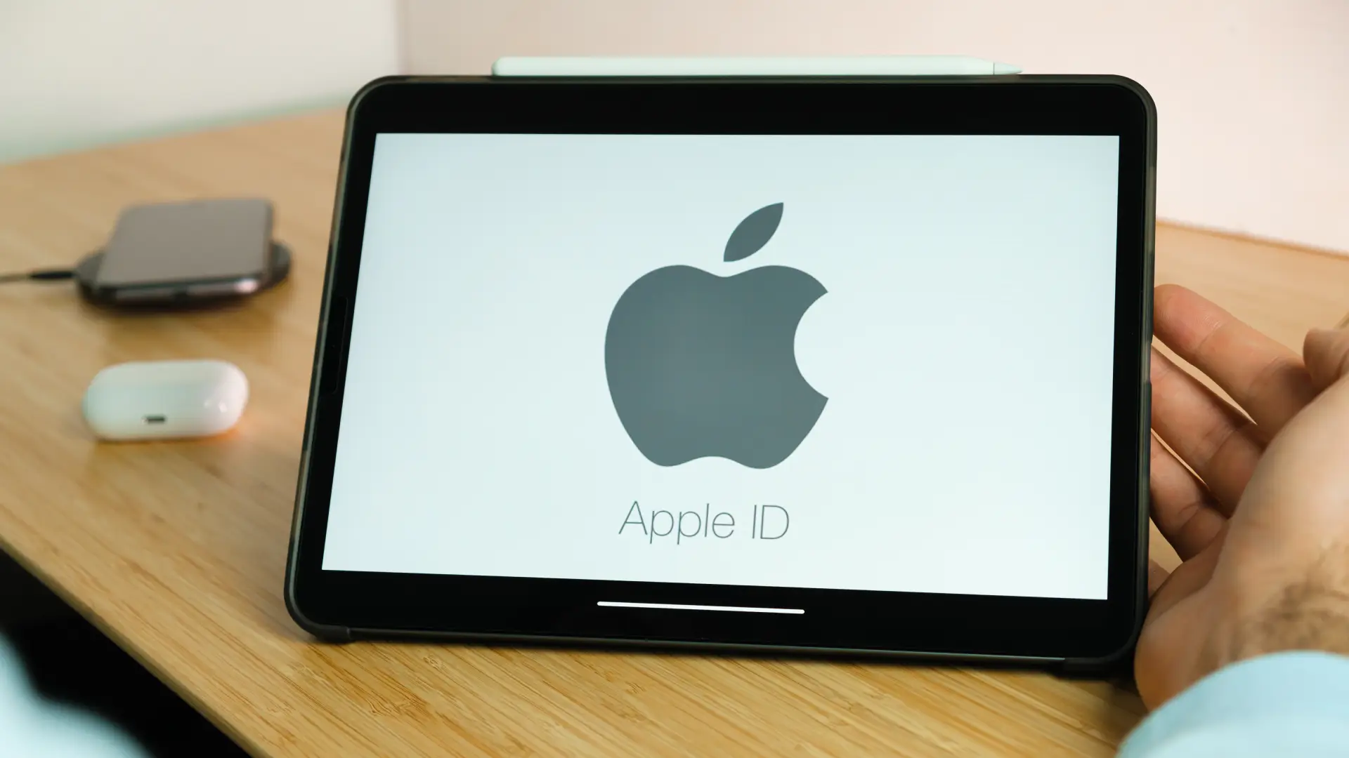 Imagem mostra um tablet com o ID Apple na tela