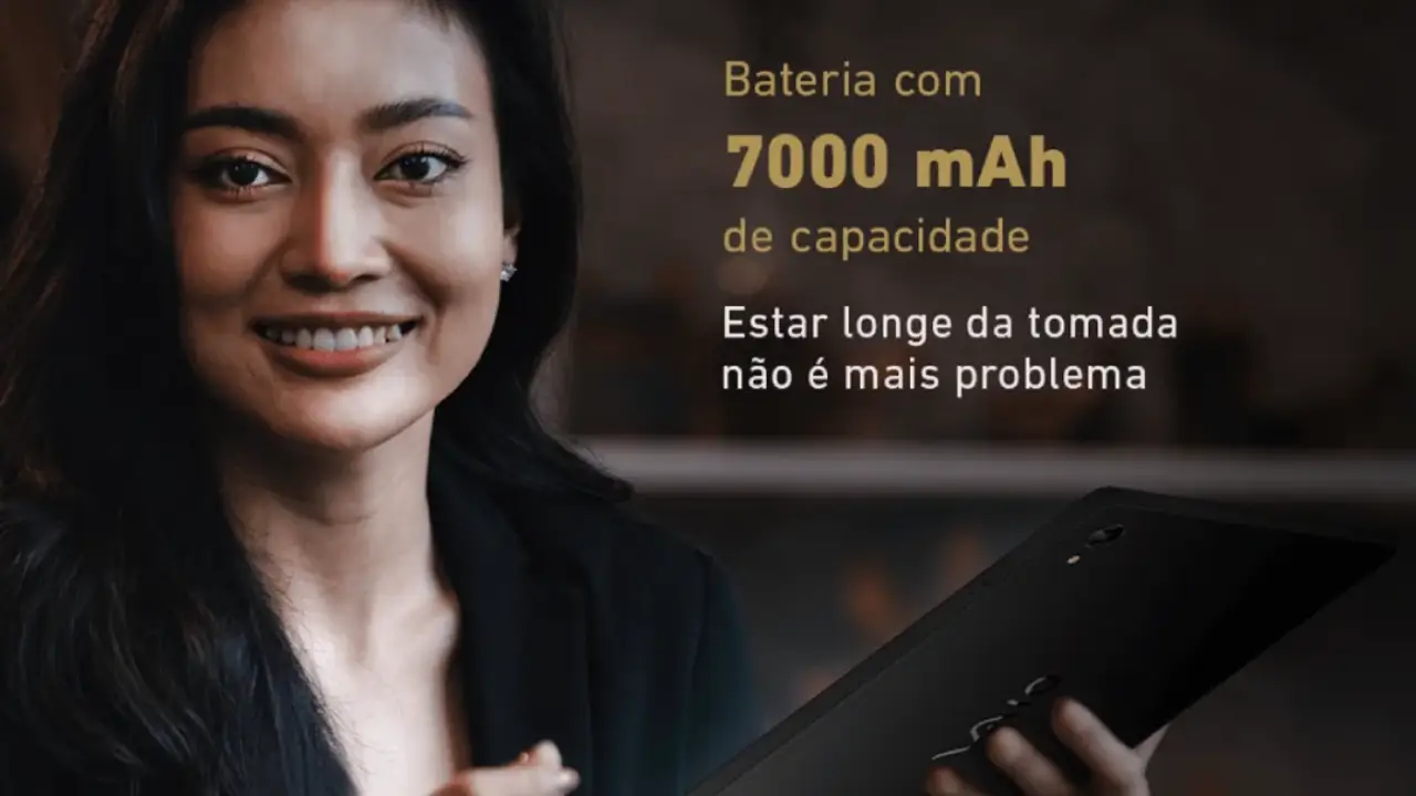Mulher segurando um tablet Vaio TL10 em fundo preto com informações sobre a bateria ao lado