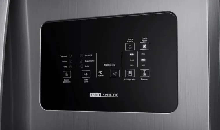 painel touch preto da geladeira Brastemp BRO85AK com botões de controle digital.