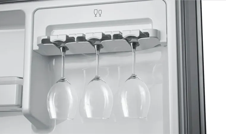 interior da geladeira Brastemp BRO85AK com taças penduradas no compartimento Taças Nevadas.