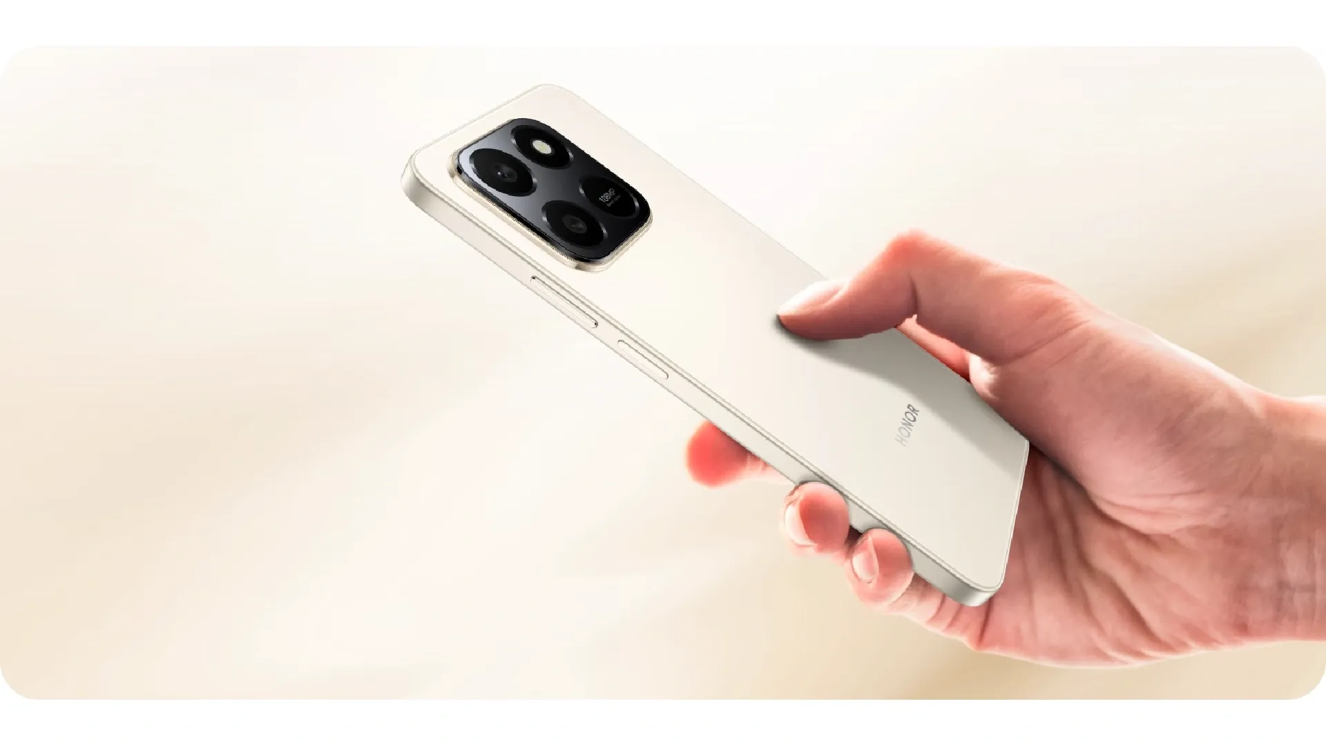 Traseira do celular HONOR X7d na mão de homem com foco nas câmeras