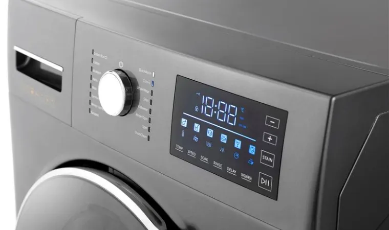 Destaque no painel de uma máquina de lavar inox