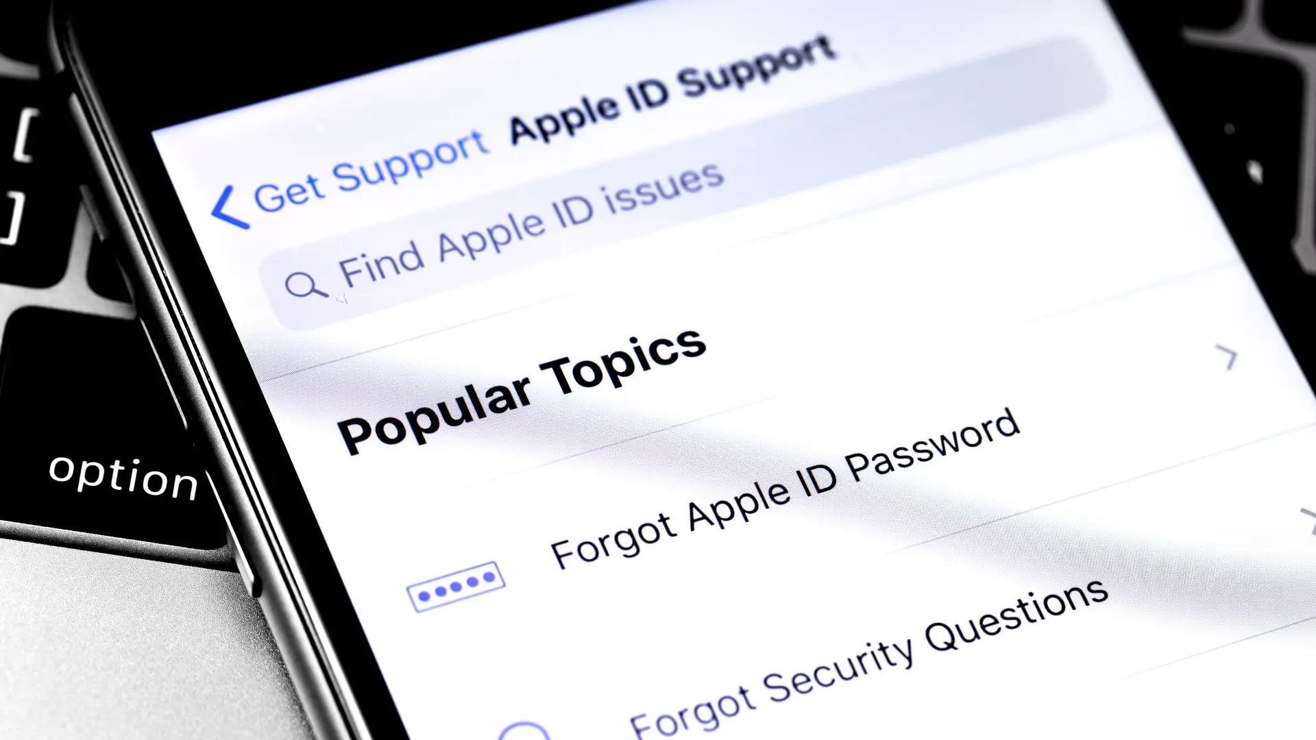 Tela mostra um celular com o suporte do Apple ID