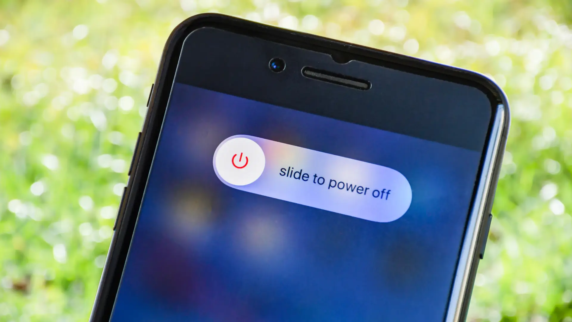 iPhone preto com a imagem mostrando o controle deslizante de desligar o iPhone 