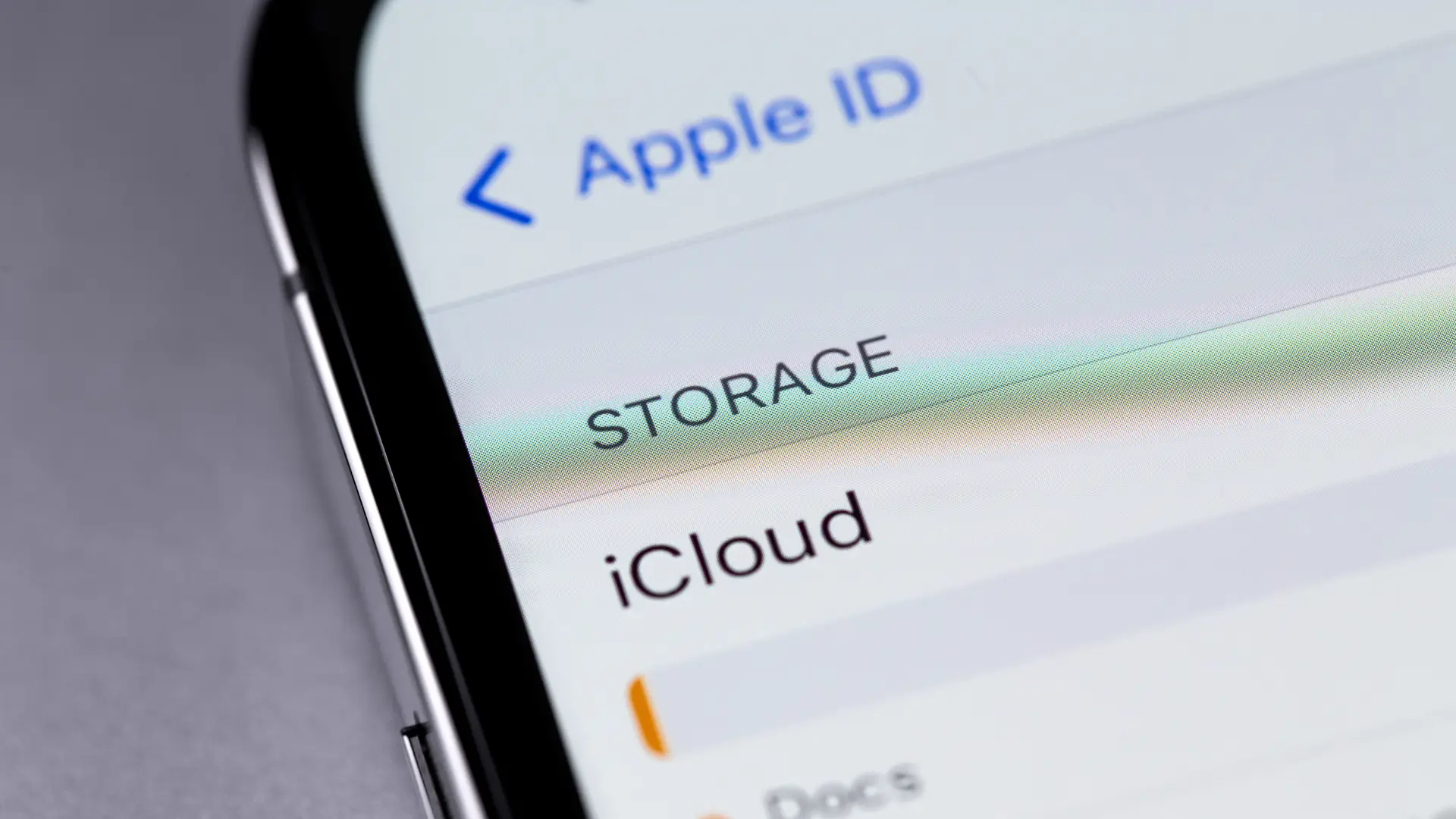 Imagem mostra detalhes de um iPhone fazendo backup