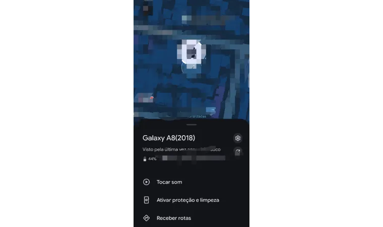 Print de celular com aplicativo Localizador do Google aberto, borrando o mapa e informações pessoais