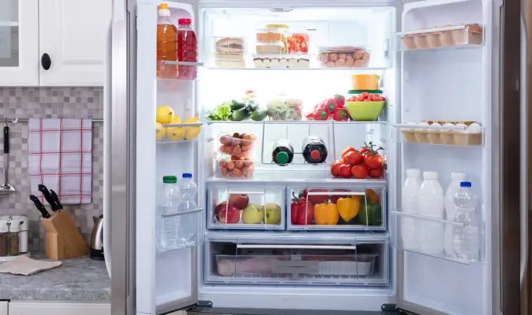 Geladeira Frost Free boa e barata duas portas aberta.