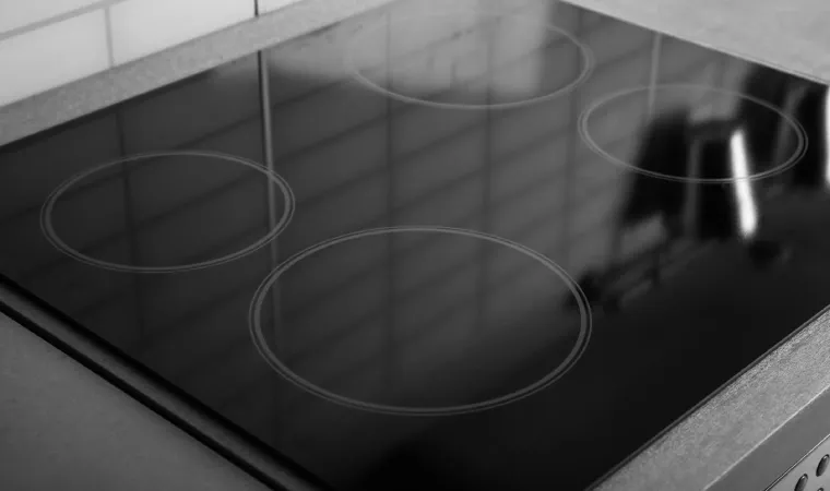 Cooktop por indução em uma bancada de cozinha.