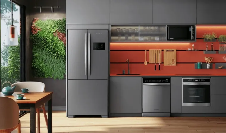 geladeira Brastemp BRO85AK inox instalada em cozinha moderna ao lado de fogão e armários cinza.