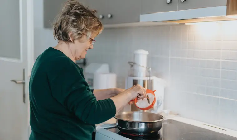 Senhora cozinhando em um Fogão Dako Magister Style
