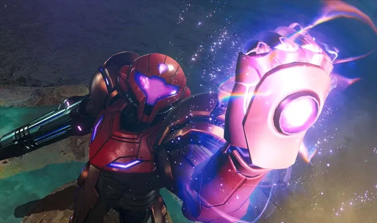 Imagem do jogo Metroid Prime 4: Beyond mostrando a protagonista Samus Aran em sua armadura Varia Suit laranja erguendo seu punho contra a câmera com energia psíquica fluindo ao redor de sua mão