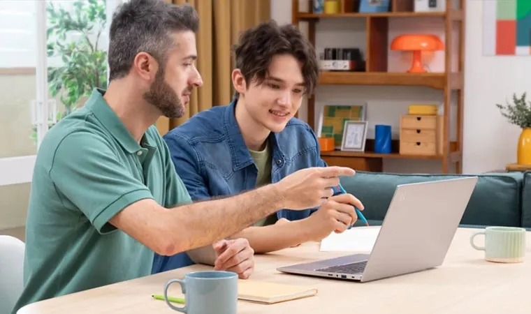 Imagem com duas pessoas usando o Acer Aspire 16 para estudos
