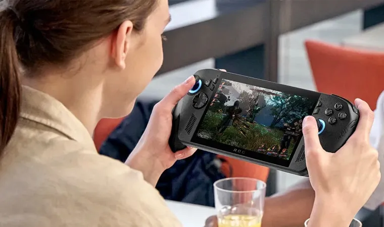 Foto de uma mulher jogando Clair Obscur: Expedition 33 no ROG Xbox Ally X