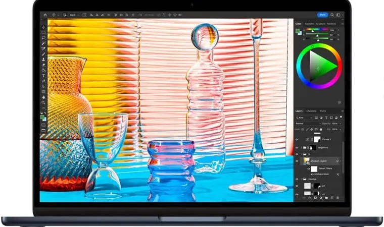 Imagem do MacBook Air M2 aberto exibindo uma imagem colorida em sua tela com vários tipos de vidros de cores diferentes 