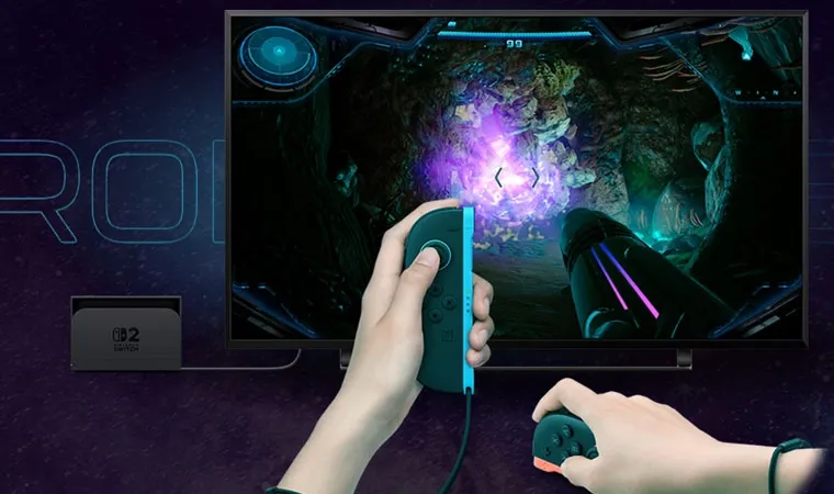 Imagem de um Nintendo Switch 2 conectado a uma TV exibindo Metroid Prime 4: Beyond com duas mãos usando os controles Joy-Con 2, um deles como mouse para mirar