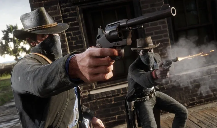 Imagem do jogo Red Dead Redemption 2 mostrando dois bandidos mascarados e armados, um deles apontando em direção à câmera e o outro atirando em um alvo fora da tela    