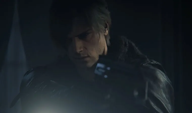 Imagem do jogo Resident Evil Requiem exibindo o personagem Leon segurando uma arma e uma lanterna apontadas em direção à câmera