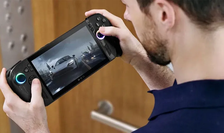 Foto de um homem jogando Forza Horizon 5 no ROG Xbox Ally X 