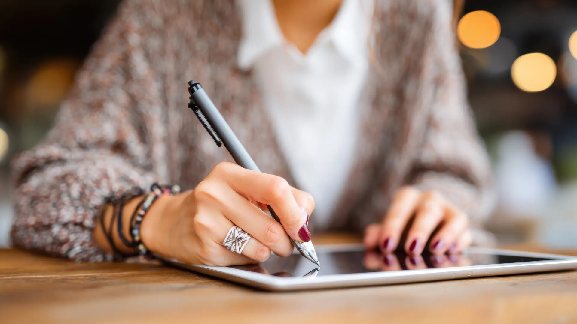 Mulher usando uma Apple Pencil para desenhar em seu iPad