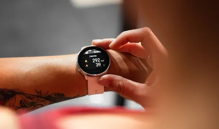 Melhor smartwatch para corrida no pulso de um homem que o está controlando com a outra mão