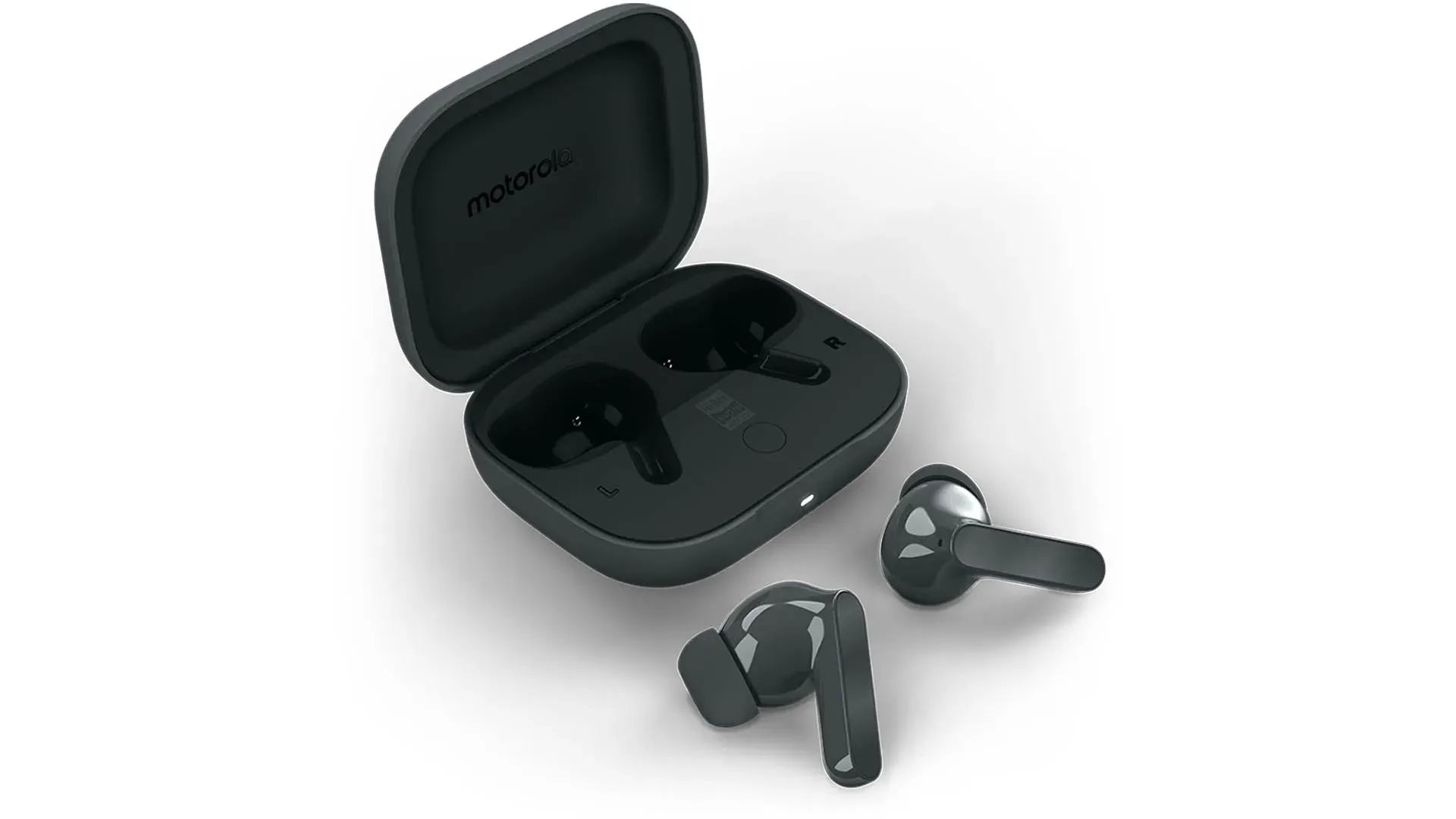 Estojo e fones do Moto Buds Bass na cor Dark Shadow mostram o acabamento fosco e a construção compacta. (Imagem: Motorola)
