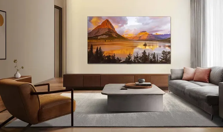 Uma TV QLED TCL P7K na parede de uma sala ampla