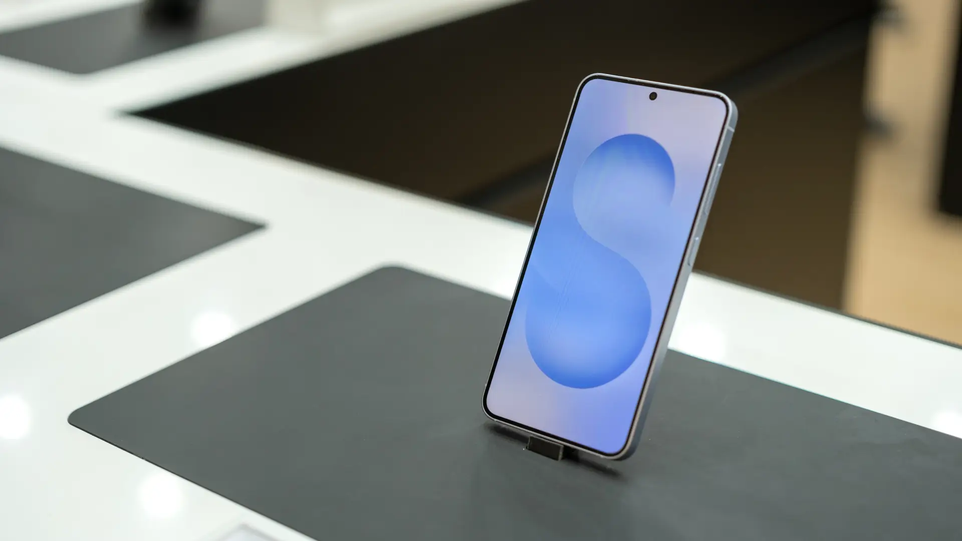 Um celular da Samsung está sobre uma mesa, no mostruário